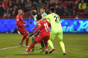 Tomas Koubek im Strafraum im Zweikampf mit Anthony Ujah